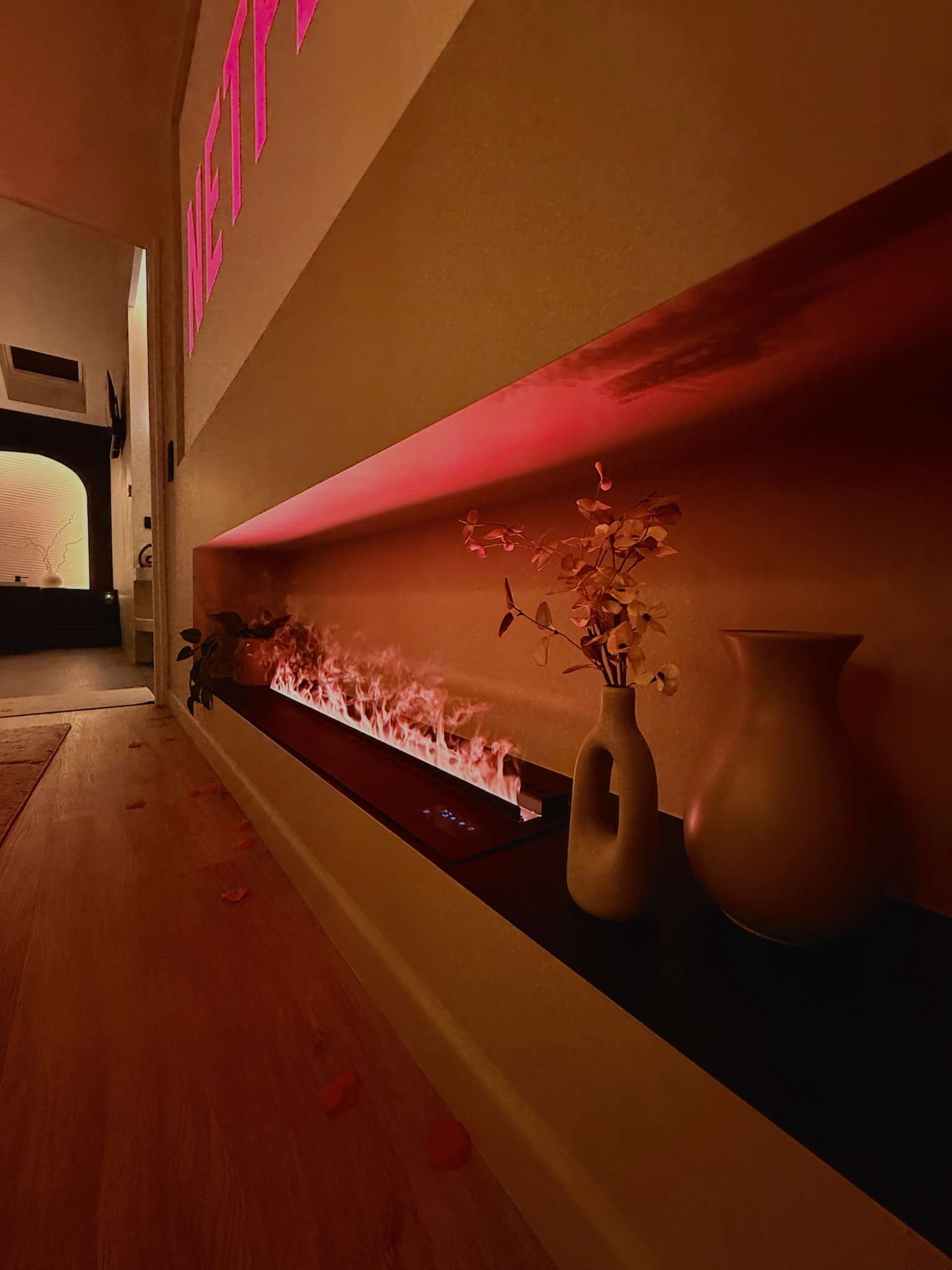 Cheminée à vapeur dans l'entrée de la suite — Maison Nina N°4