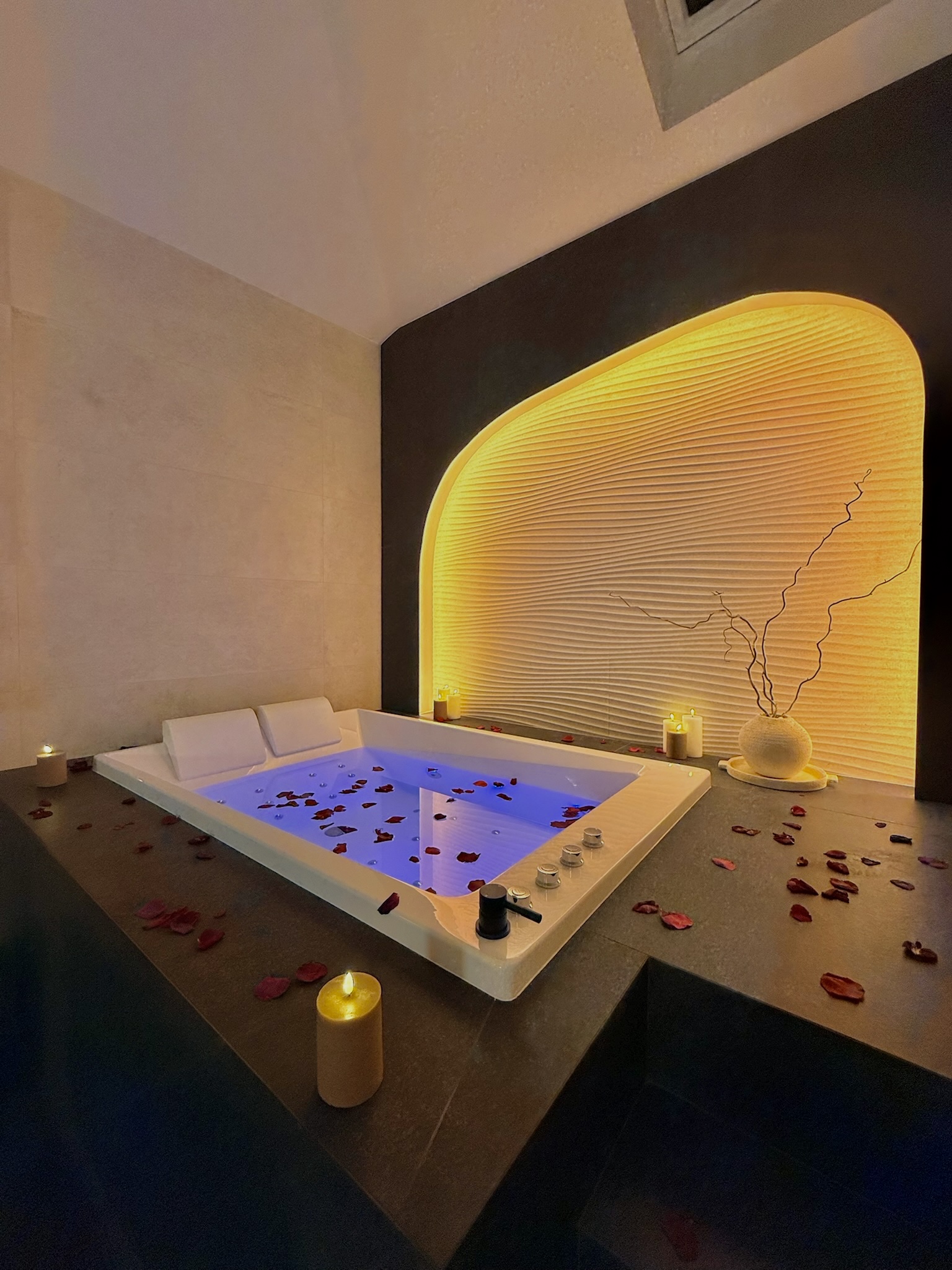 Jacuzzi deux places en chromothérapie face à l'alcôve rétroéclairée — spa privatif Maison Nina N°4, Argenteuil
