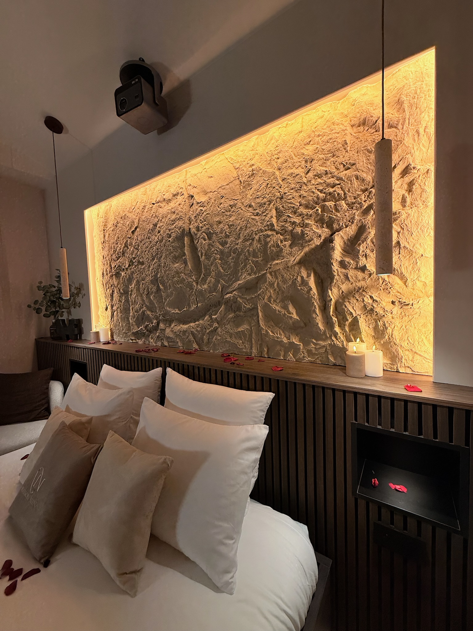 Tête de lit sculptée rétroéclairée et vidéoprojecteur 4K — Maison Nina N°4