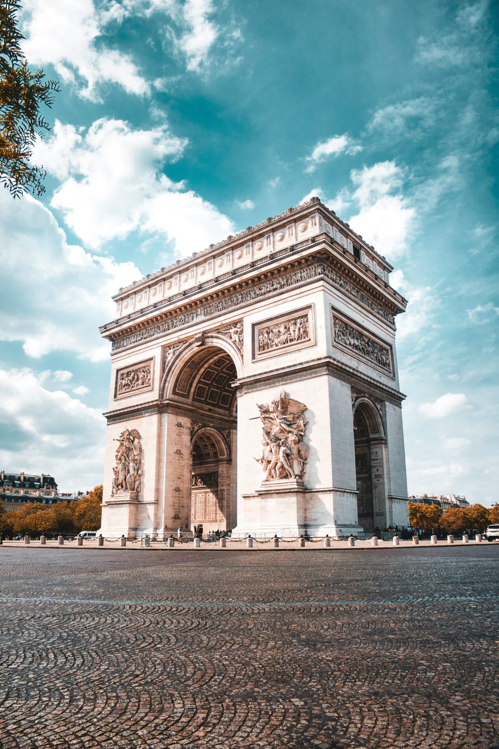 L'Arc de Triomphe au bout des Champs-Élysées à Paris