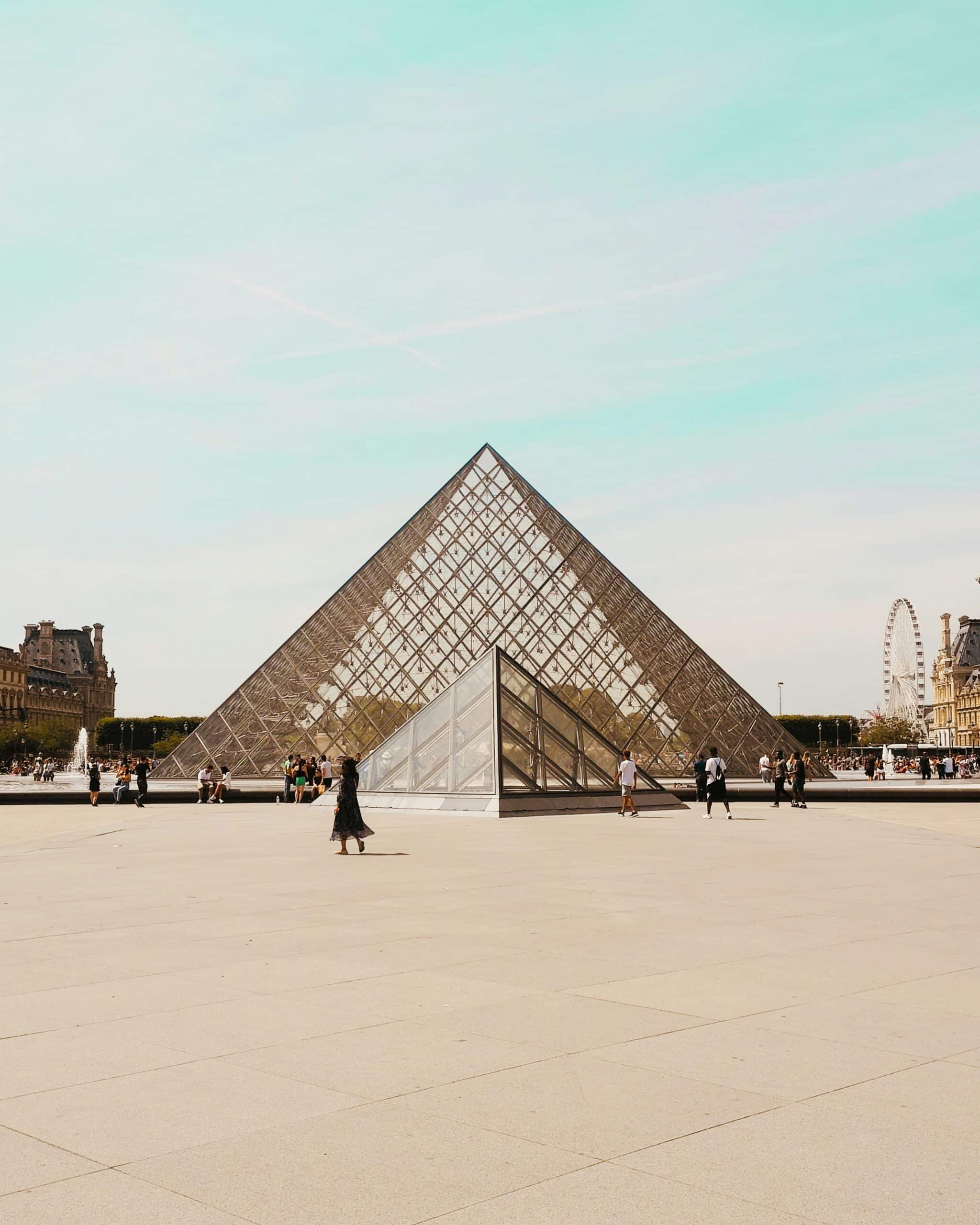 La pyramide de verre du Louvre dans la cour du musée à Paris
