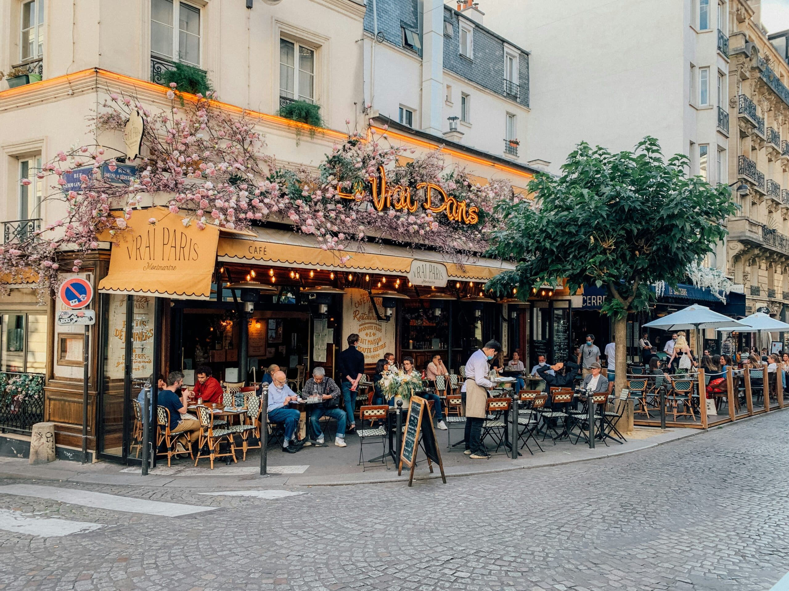 Une rue du quartier du Marais à Paris