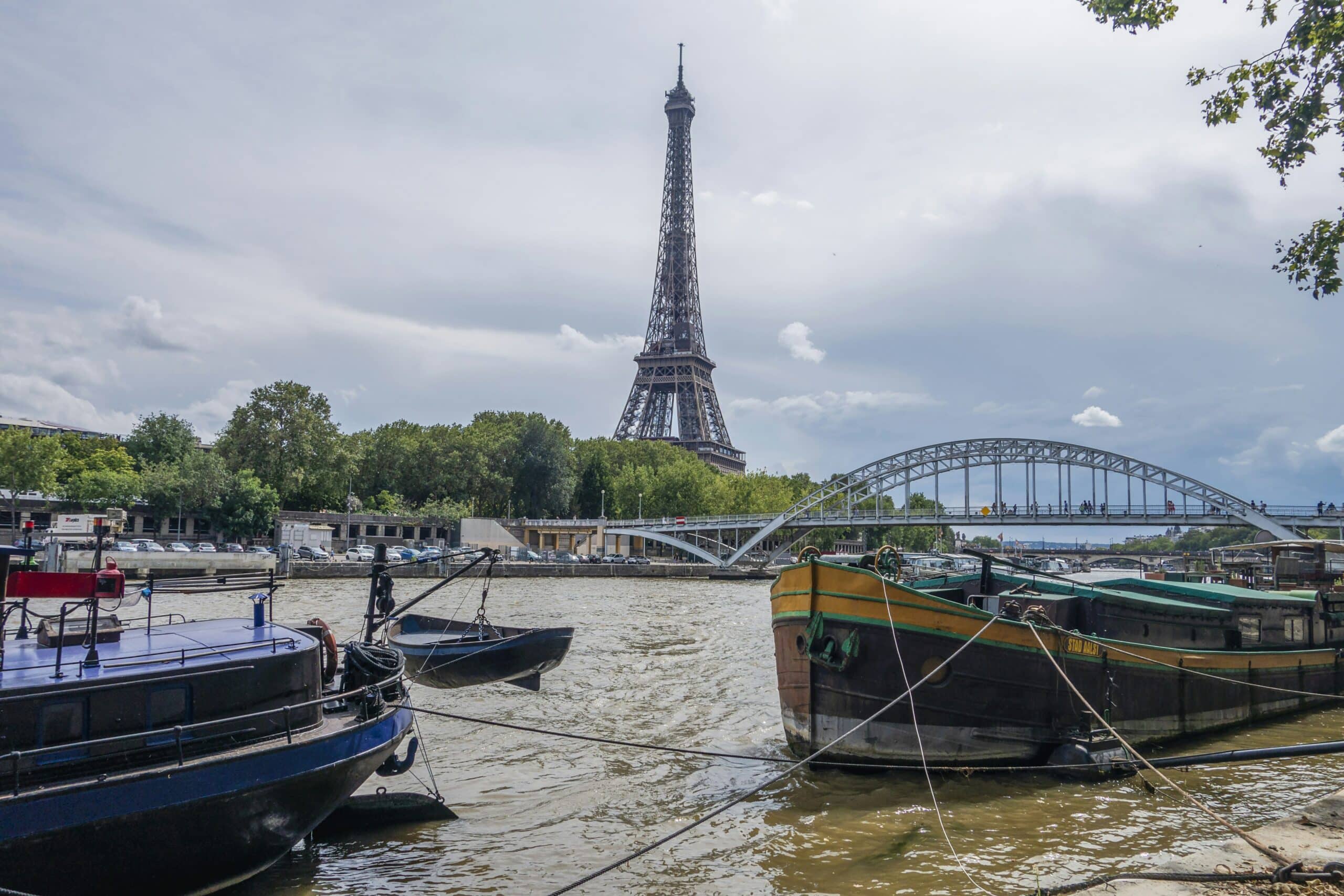 Les quais de Seine et leurs péniches à Paris
